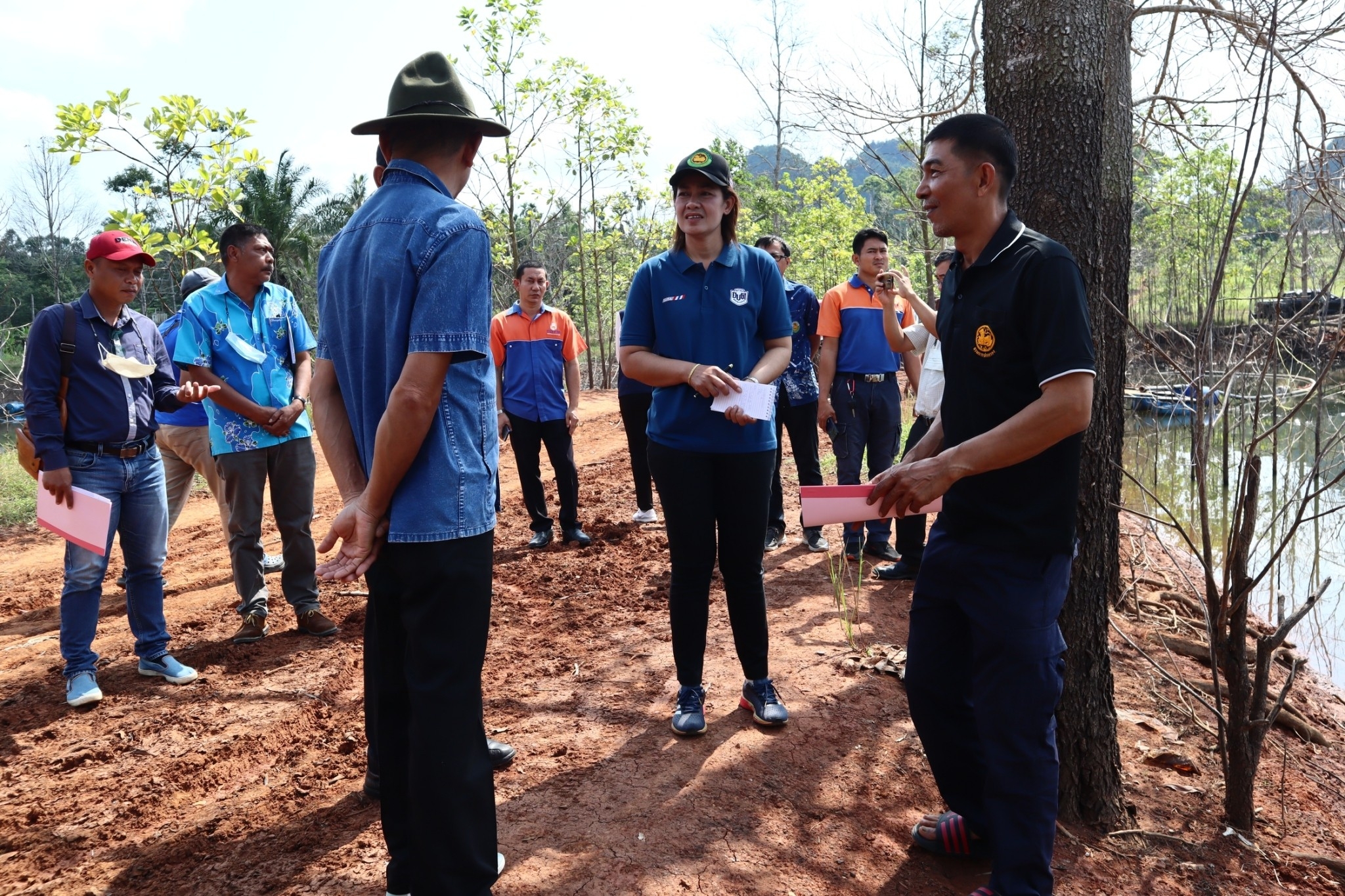 ร่วมลงพื้นที่การรับฟังบรรยายสรุปเกี่ยวกับแนวทางแก้ไขปัญหาสถานการณ์จากน้ำท่วมบริเวณสระน้ำหนองตำเสา หมู่ที่ 6 ตำบลถ้ำสิงห์  อำเภอเมือง จังหวัดชุมพร